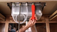 外国发明“安装水管”神器，一个小改动让工人师傅爱不释手