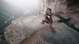 超级保镖：小伙在悬崖峭壁上练武，真担心他掉下去啊！