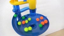 彩色小球和塑料滑梯玩具