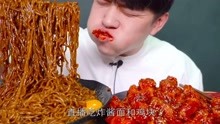 韩国吃货小哥，炸酱面和鸡块大口大口的吃，看得我直流口水！