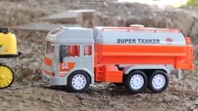 儿童玩具总动员消防车挖掘机迷你卡车：调皮的挖掘机洒水车玩具