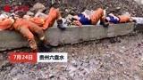 贵州六盘水滑坡现场：救援人员满身泥泞，在雨中短暂休息