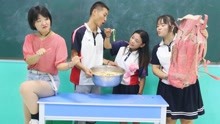 老师让同学挑战一根筷子吃面条，全班只有女同学轻松完成，太逗了