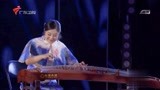 国乐大典：女子水晶演奏《弯弯的月亮》，民乐与流行乐的完美结合