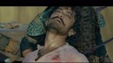 印度暴徒：印度男子替美女挡子弹，受了重伤，晕倒了