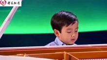 四岁小神童现场弹钢琴震惊外国主持人，莫扎特的进行曲，随手就来
