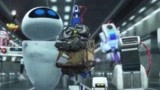 机器人总动员：伊娃带瓦力回飞船，试图修复瓦力，却被机器人发现