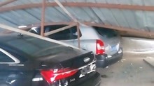 厂房顶坍塌多台汽车受损