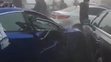 江苏省近20辆车撞成一团