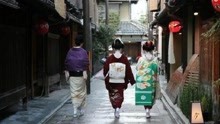 日本女人穿和服时，身后的“小枕头”干啥用？知道真相后纷纷脸红