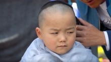 幺妹儿给郭皓轩剪头发，一不小心剃成这样，儿子快要哭了！