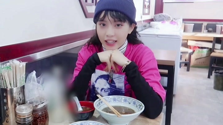 少女初印象vlog：王思予100块吃遍北京小吃 在线教学'大栅栏'读音