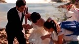 求爱嫁期：新娘拍婚纱照累的够呛，另一个美女的反应亮了！