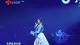 跨年演唱会：张韶涵演唱《淋雨一直走》，还是当年的公主小妹