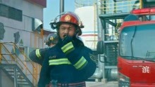 烈火英雄：普通人逃离火灾区，消防员却硬头皮前进，最美逆行者！