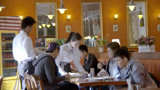 花火：留学生在国外吃饺子，偶遇同胞拼桌，没带钱可是尴尬了