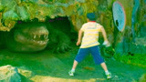 百万巨鳄：哪里来的熊孩子，跑进园里喂鳄鱼，真是死不怕呀！