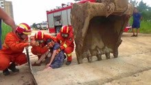 果然视频｜倒霉！威海一女子看房腿却被卡，消防员动用挖掘机救援