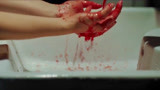 七月半之恐怖宿舍：美女去厕所洗手，发现放出来的竟是血，真恐怖