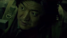 《重启2》神秘男子把刘丧拖进实验室 胖子想要救人