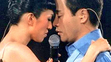 2002年，张国荣参加梅艳芳演唱会，俩人一时忘情拥吻又抚摸