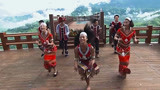 大家一起跟佤族女子学舞蹈 燥起来就完事了