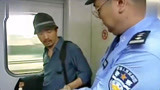 无处藏身：罪犯坐火车发呆，被警察拍肩膀吓一跳，可惜却是查票的