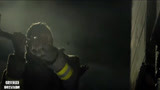 救火英雄：男子为救人愿意牺牲自己，下一秒破门而出！