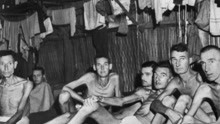 二战日军集中营里的战俘，一个个形同骷髅，摄像机拍下这些画面