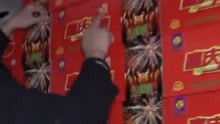 北京警方侦破一起非法储存烟花爆竹案：近千箱烟花摞到小屋房顶