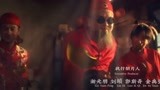 暴走财神：正睡着觉，突然被叫起来接财神，男子一脸懵