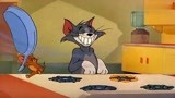 猫和老鼠：汤姆煎鱼还真讲究，先裹上面粉，就等炸到两面金黄了！