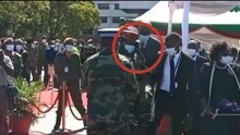 赞比亚首都正举行阅兵式，总统突然晕倒 身旁官员保镖上前搀扶
