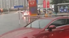 下班高峰暴雨来袭，广州多区雷雨大风红色预警信号生效