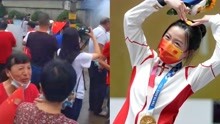 杨倩夺东京奥运首金后，浙江老家放鞭炮庆祝，村里的一面墙亮了！