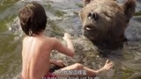 奇幻森林：谁家的熊孩子，竟敢坐在狗熊肚子上游泳，真的不怕死啊