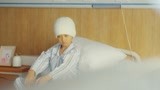 《最酷的世界》小小诺自己在病床上 样子看着好可怜