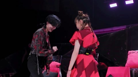 VaVa陆柯燃玩游戏玩嗨 陆柯燃“败”倒在地