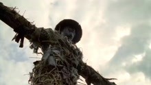 恐怖片：男人在田里插了一个恐怖的稻草人，没想到稻草人复活了