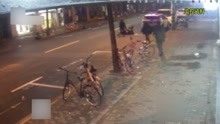 醉酒小伙深夜坐路边，哪料遭到女子殴打，还抬起自行车猛砸小伙