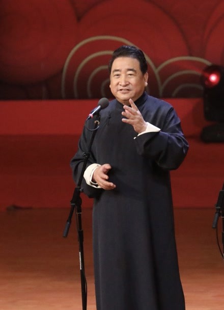 姜昆现身央视春晚三联排独自到场戴老爷帽