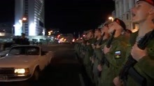 俄罗斯凌晨举行胜利日阅兵方队训练 红场附近高楼展示巨型字母Z