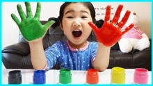 宝蓝和爸爸玩手掌颜色游戏！在手掌轻轻涂上颜料，好痒好好玩！