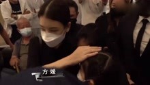 郭富城夫妇带女儿现身，被记者围堵寸步难行，两个小公主满脸惊慌