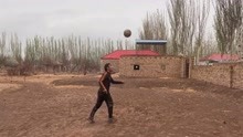 新疆小伙踢高难度足球走红，精准抽射让人惊艳，梦想是进入国家队