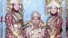 印尼23岁无业男子一次娶2嫩妻，三人躺平喊：就是要啃老！