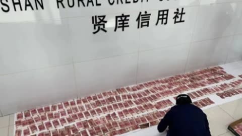 老人墓中藏现金全发霉