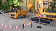 挖掘机和翻斗车在施工
