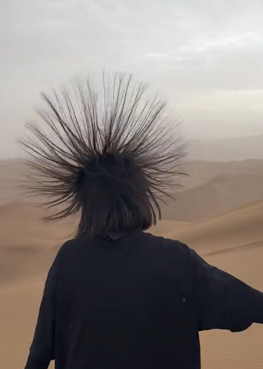 女子沙漠遇静电头发竖立如海胆,发布者:身上汗毛都电滋滋的