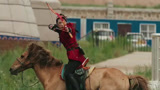 女生一身红衣 骑马侧身射箭超帅